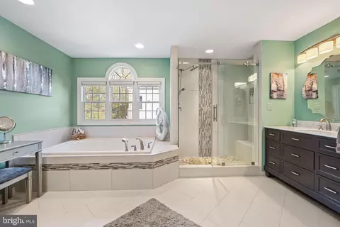 Bath - 43423 Mountcastle Dr, Chantilly, VA 20152 photo 3 of 7