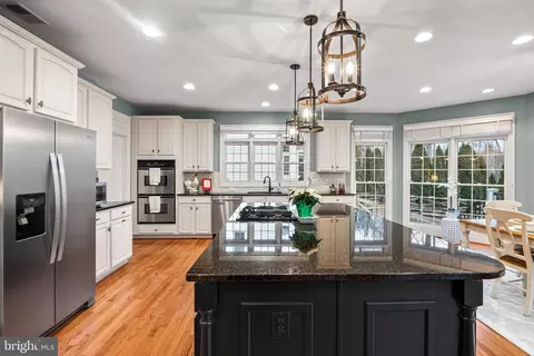 Kitchen - 43423 Mountcastle Dr, Chantilly, VA 20152 photo 6 of 7