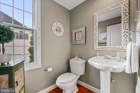 Bath - 43423 Mountcastle Dr, Chantilly, VA 20152 photo 1 of 7