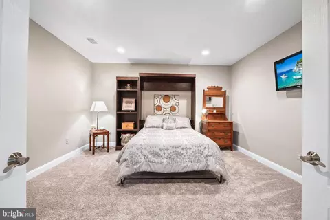 Bedroom - 43423 Mountcastle Dr, Chantilly, VA 20152 photo 8 of 10