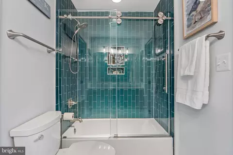 Bath - 43423 Mountcastle Dr, Chantilly, VA 20152 photo 6 of 7