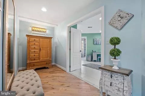 Entry Way - 43423 Mountcastle Dr, Chantilly, VA 20152 photo 8 of 11