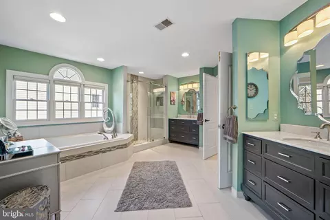 Bath - 43423 Mountcastle Dr, Chantilly, VA 20152 photo 2 of 7