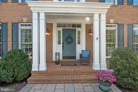 Exterior - 43423 Mountcastle Dr, Chantilly, VA 20152 photo 2 of 14