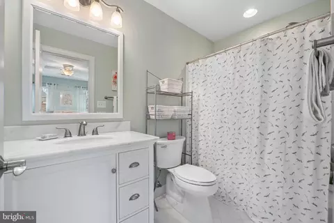 Bath - 43423 Mountcastle Dr, Chantilly, VA 20152 photo 4 of 7