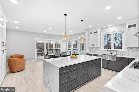 Kitchen - 22558 Forest Run Dr, Ashburn, VA 20148 photo 5 of 6