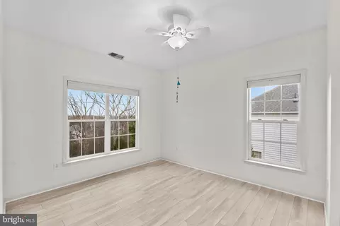 Bedroom - 22558 Forest Run Dr, Ashburn, VA 20148 photo 8 of 11