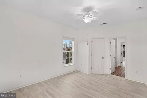 Bedroom - 22558 Forest Run Dr, Ashburn, VA 20148 photo 9 of 11