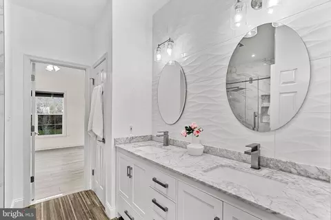 Bath - 22558 Forest Run Dr, Ashburn, VA 20148 photo 12 of 14