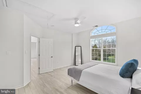 Bedroom - 22558 Forest Run Dr, Ashburn, VA 20148 photo 7 of 11