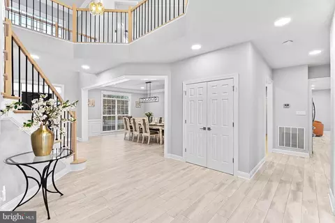 Entry Way - 22558 Forest Run Dr, Ashburn, VA 20148 photo 5 of 17