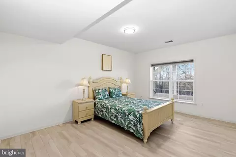 Bedroom - 22558 Forest Run Dr, Ashburn, VA 20148 photo 10 of 11