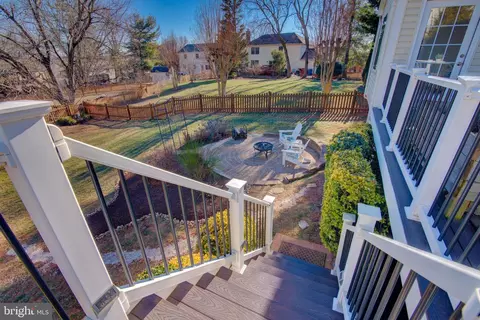 Exterior - 304 Aaron Ct, Sterling, VA 20164 photo 4 of 4