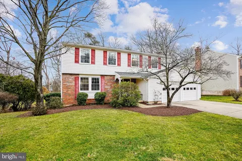 135 Applegate Dr, Sterling, VA 20164