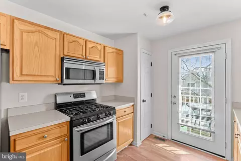 Kitchen - 43374 Greyswallow Ter, Ashburn, VA 20147 photo 6 of 8