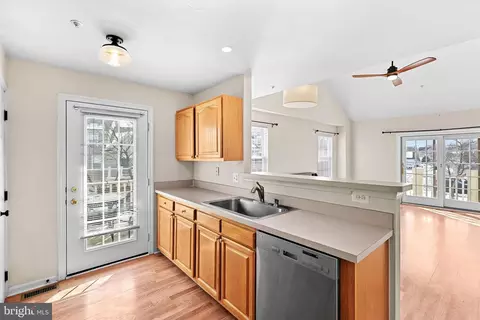 Kitchen - 43374 Greyswallow Ter, Ashburn, VA 20147 photo 3 of 8