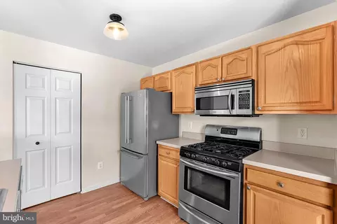 Kitchen - 43374 Greyswallow Ter, Ashburn, VA 20147 photo 7 of 8