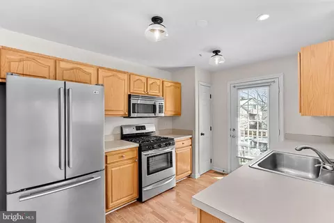 Kitchen - 43374 Greyswallow Ter, Ashburn, VA 20147 photo 1 of 8