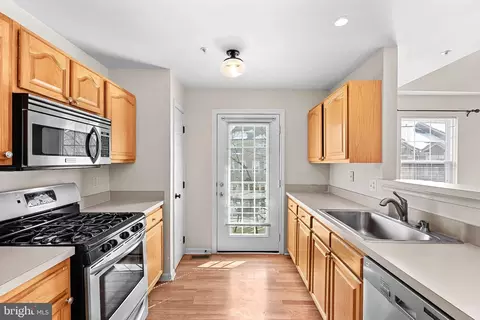 Kitchen - 43374 Greyswallow Ter, Ashburn, VA 20147 photo 2 of 8