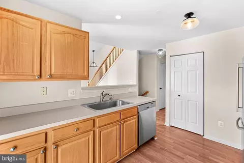 Kitchen - 43374 Greyswallow Ter, Ashburn, VA 20147 photo 4 of 8