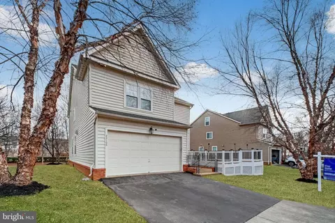 Exterior - 23106 Bronstein Ln, Brambleton, VA 20148 photo 4 of 5