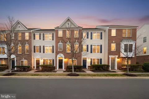 42919 Pamplin Ter, Chantilly, VA 20152