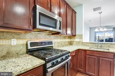 Kitchen - 42575 Highgate Ter, Brambleton, VA 20148 photo 3 of 4