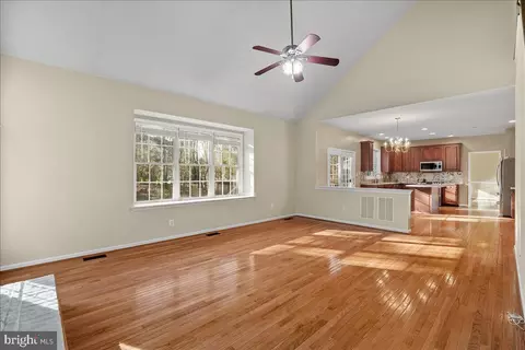 Living - 25413 Bradshaw Dr, Chantilly, VA 20152 photo 8 of 8