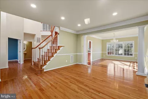 Living - 25413 Bradshaw Dr, Chantilly, VA 20152 photo 4 of 8