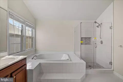 Bath - 25413 Bradshaw Dr, Chantilly, VA 20152 photo 2 of 5