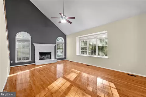 Living - 25413 Bradshaw Dr, Chantilly, VA 20152 photo 6 of 8