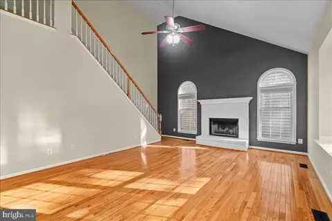 Living - 25413 Bradshaw Dr, Chantilly, VA 20152 photo 7 of 8