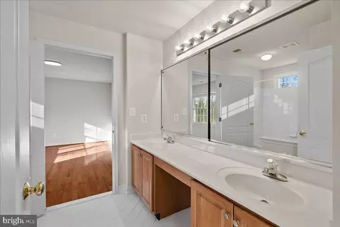 Bath - 25413 Bradshaw Dr, Chantilly, VA 20152 photo 3 of 5