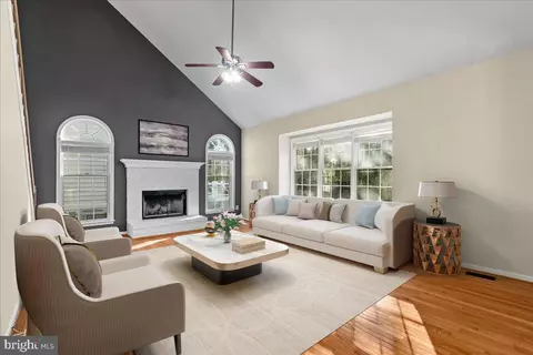 Living - 25413 Bradshaw Dr, Chantilly, VA 20152 photo 5 of 8