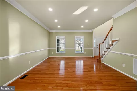 Living - 25413 Bradshaw Dr, Chantilly, VA 20152 photo 3 of 8