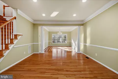 Living - 25413 Bradshaw Dr, Chantilly, VA 20152 photo 1 of 8