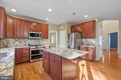 Kitchen - 25413 Bradshaw Dr, Chantilly, VA 20152 photo 4 of 4