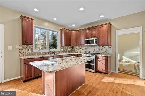 Kitchen - 25413 Bradshaw Dr, Chantilly, VA 20152 photo 3 of 4