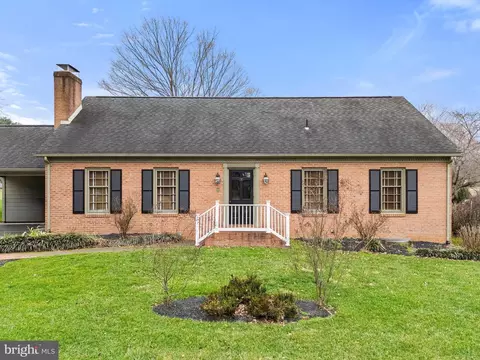 100 S Hughes St, Hamilton, VA 20158