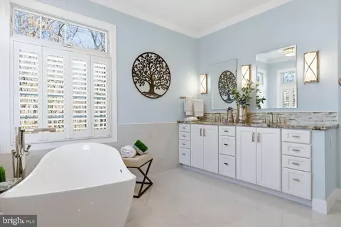 Bath - 22455 Pine Ridge Ct, Ashburn, VA 20148 photo 5 of 13