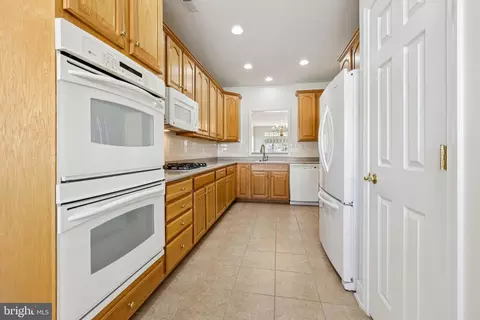 Kitchen - 20850 Adams Mill Pl, Ashburn, VA 20147 photo 3 of 4
