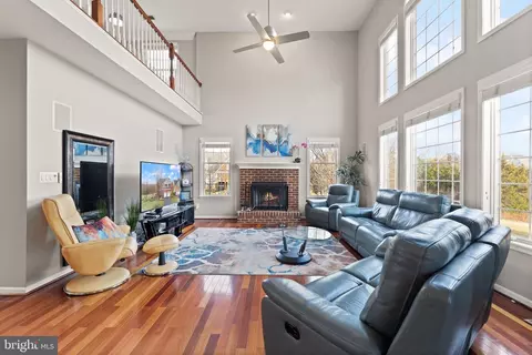 Living - 43387 La Belle Pl, Ashburn, VA 20147 photo 3 of 7