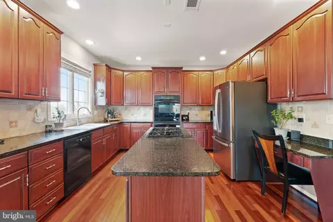 Kitchen - 43387 La Belle Pl, Ashburn, VA 20147 photo 2 of 7