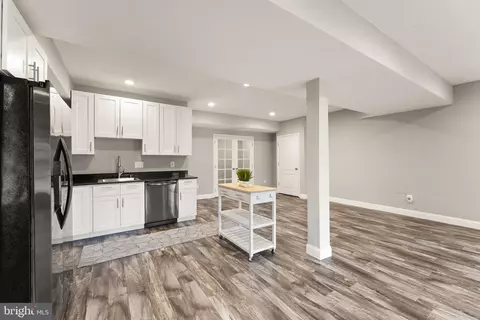 Kitchen - 43387 La Belle Pl, Ashburn, VA 20147 photo 7 of 7