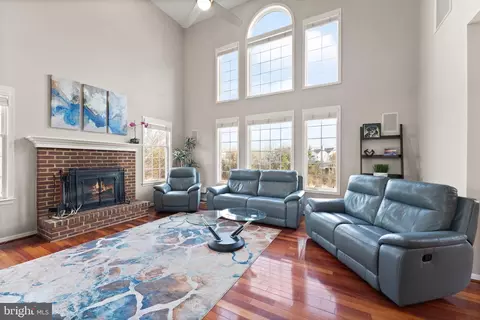 Living - 43387 La Belle Pl, Ashburn, VA 20147 photo 2 of 7
