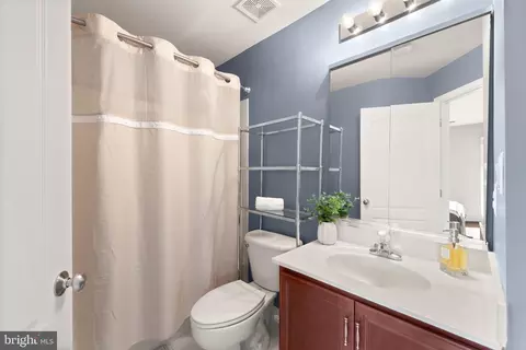 Bath - 43387 La Belle Pl, Ashburn, VA 20147 photo 5 of 6