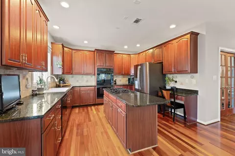 Kitchen - 43387 La Belle Pl, Ashburn, VA 20147 photo 3 of 7