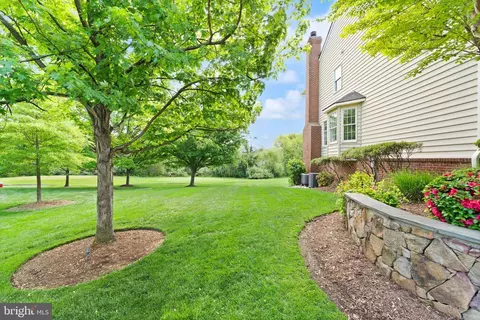 Exterior - 43387 La Belle Pl, Ashburn, VA 20147 photo 4 of 15