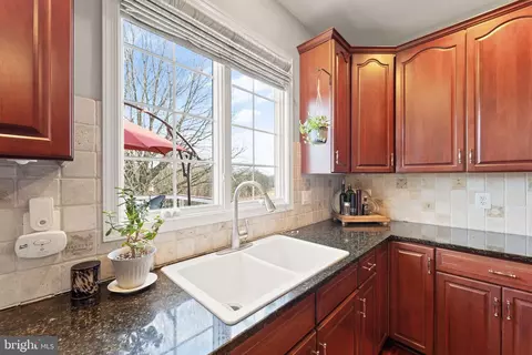 Kitchen - 43387 La Belle Pl, Ashburn, VA 20147 photo 4 of 7