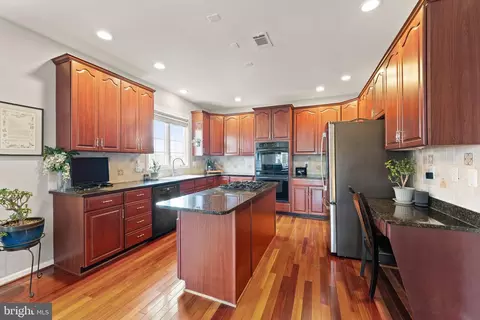 Kitchen - 43387 La Belle Pl, Ashburn, VA 20147 photo 1 of 7